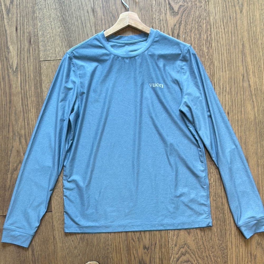 Vuori Men's Slate Long Sleeve Tee Size Small Blue Rashguard 
Great Condition